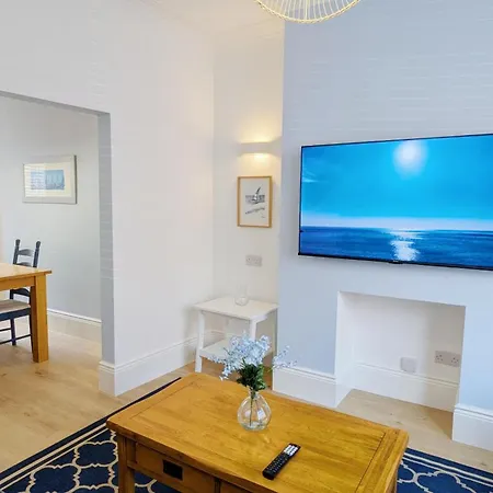 Sea Breeze House * סקארבורו